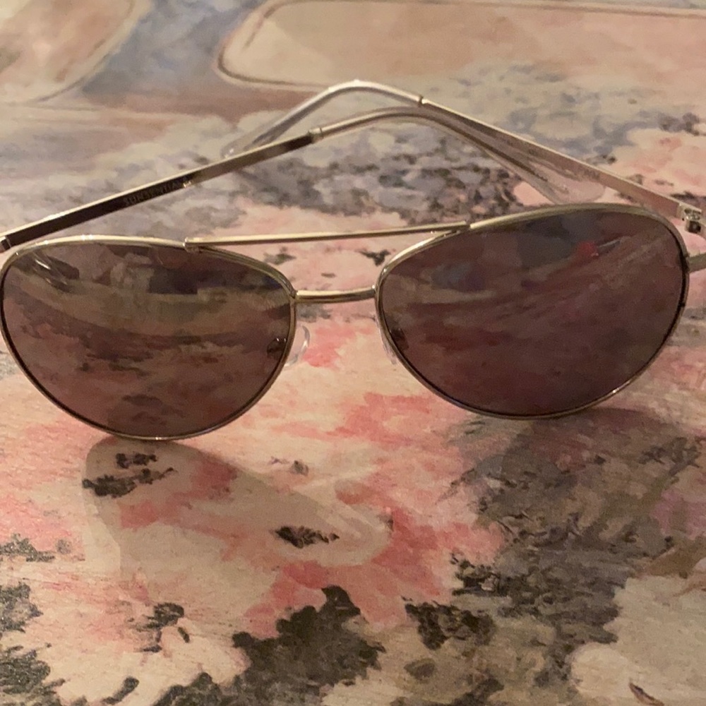 Mirror aviator sunglasses in a silver tone